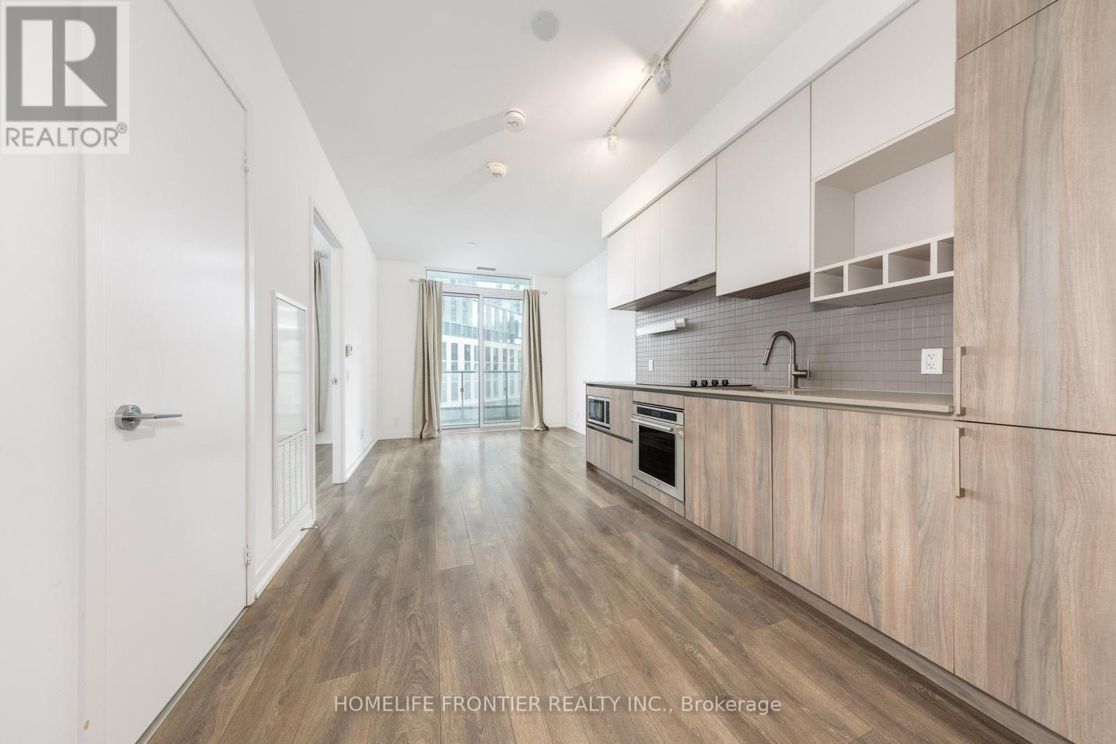303 - 950 Portage Parkway, Vaughan, ON - Indoor Photo Showing Kitchen