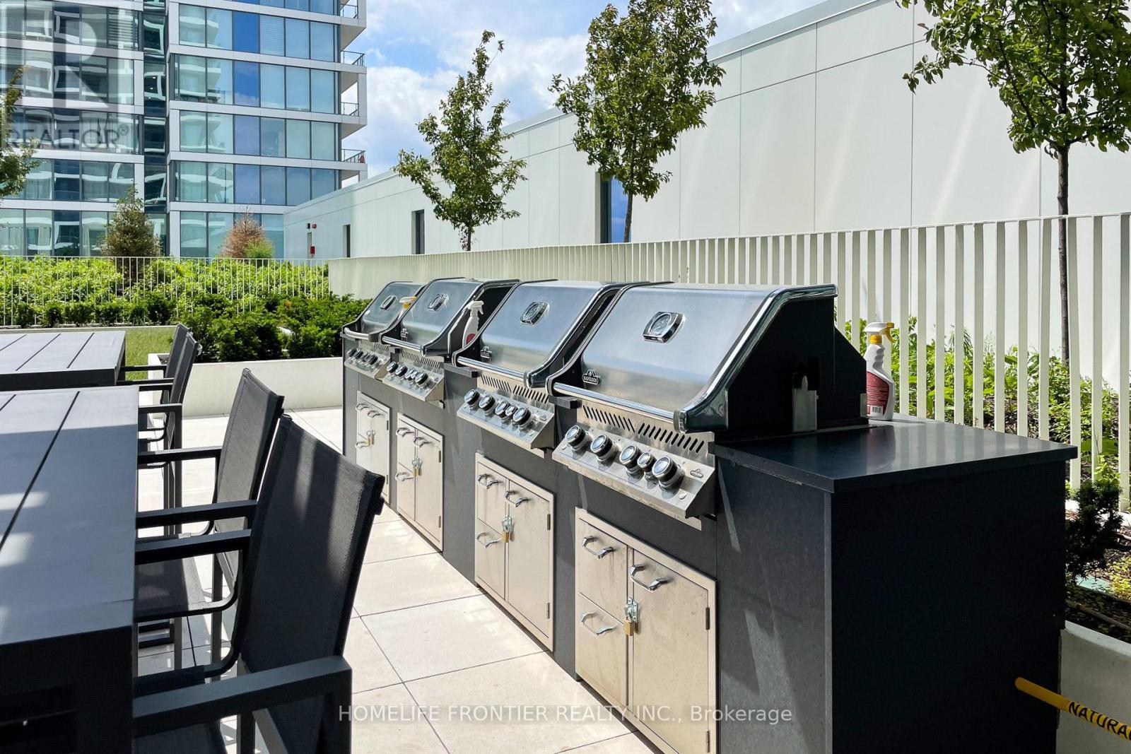 303 - 950 Portage Parkway, Vaughan, ON - Outdoor