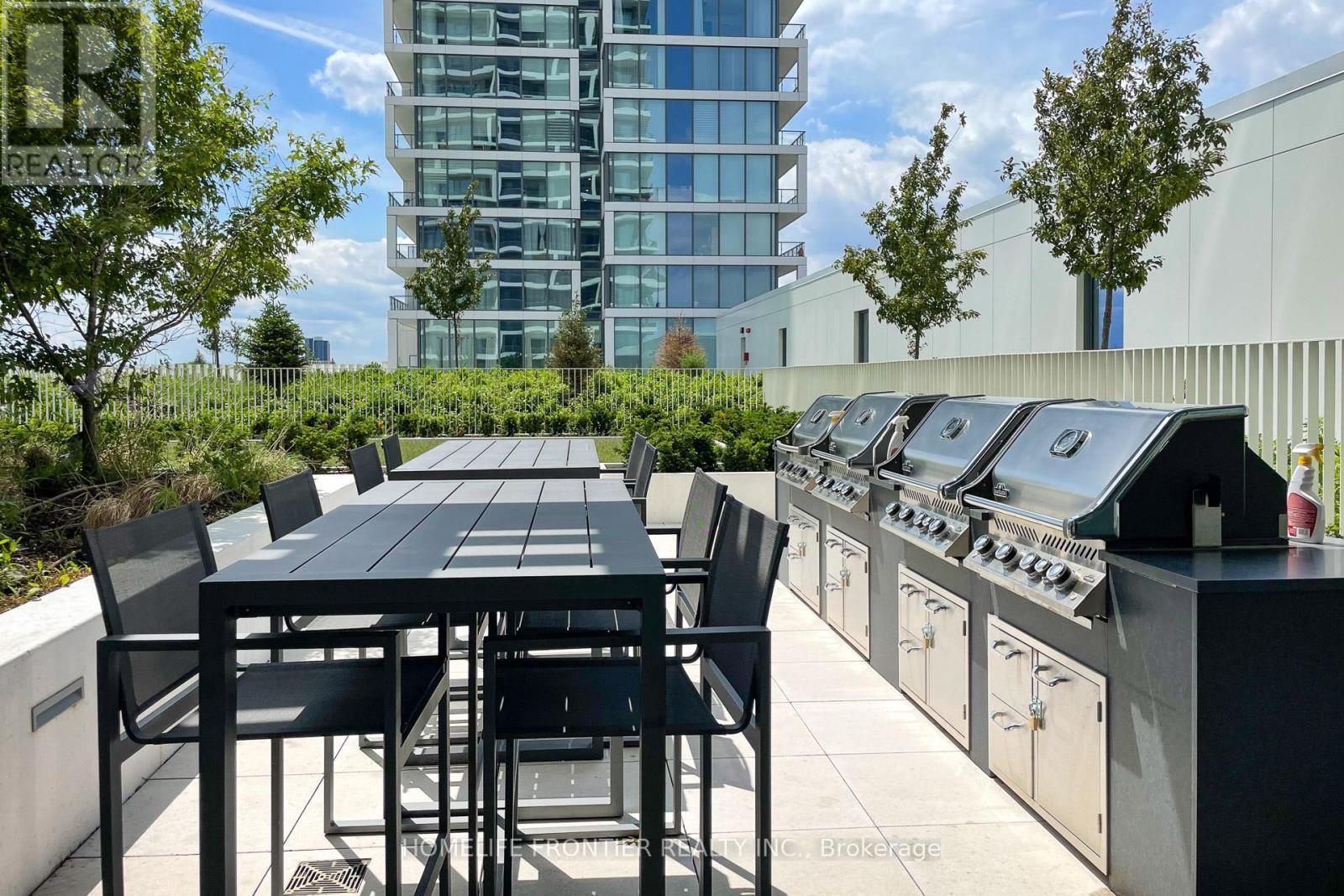 303 - 950 Portage Parkway, Vaughan, ON - Outdoor