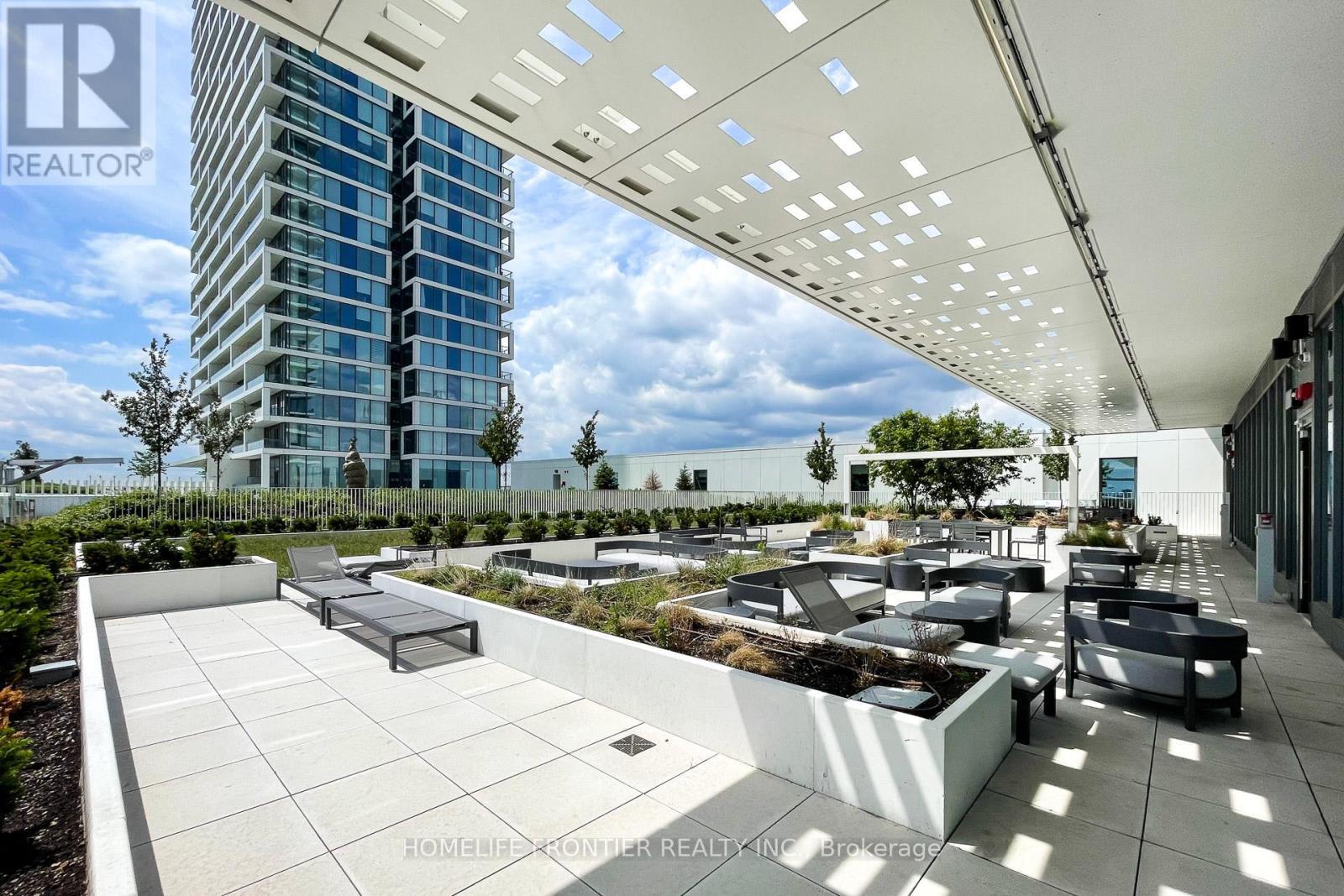 303 - 950 Portage Parkway, Vaughan, ON - Outdoor