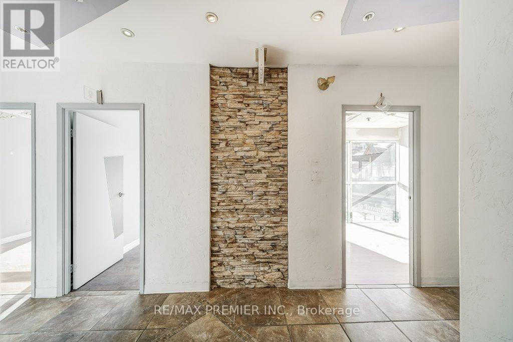 Du200 - 140 Woodbridge Avenue, Vaughan, ON