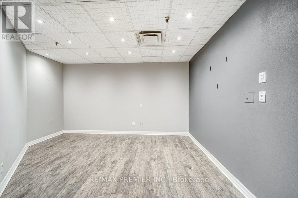 Du200 - 140 Woodbridge Avenue, Vaughan, ON