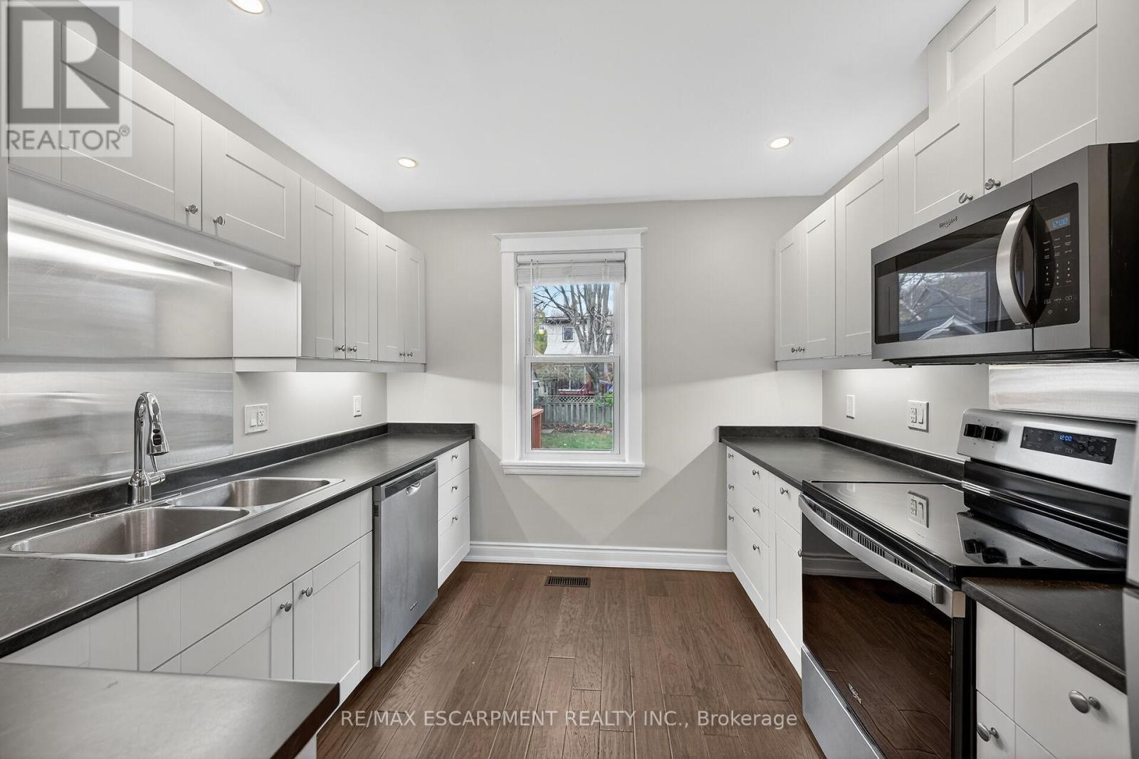 266 Wexford Avenue S, Hamilton, ON - Indoor Photo Showing Kitchen With Double Sink