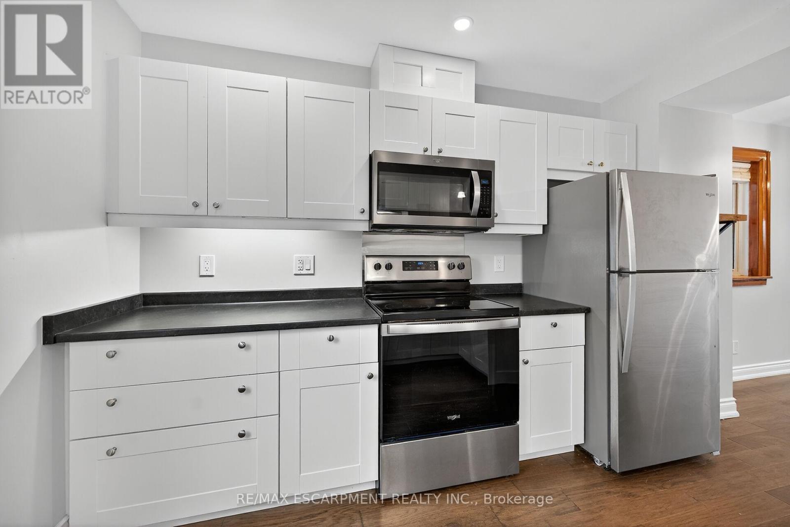 266 Wexford Avenue S, Hamilton, ON - Indoor Photo Showing Kitchen