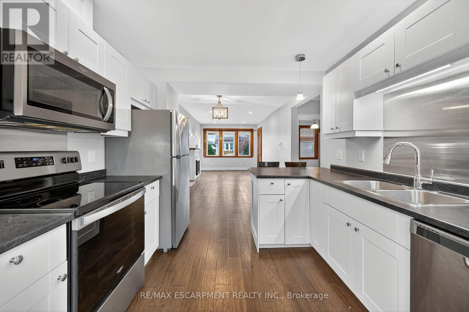 266 Wexford Avenue S, Hamilton, ON - Indoor Photo Showing Kitchen With Double Sink
