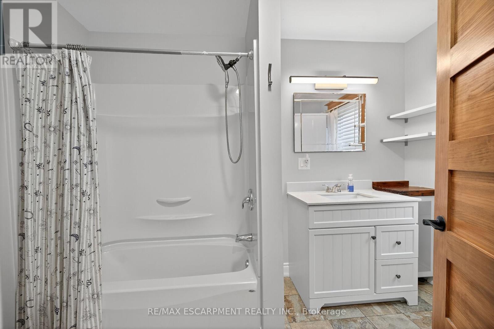 266 Wexford Avenue S, Hamilton, ON - Indoor Photo Showing Bathroom
