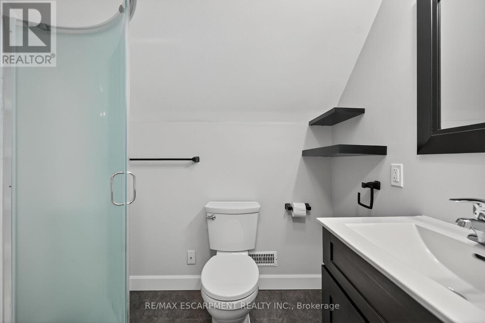 266 Wexford Avenue S, Hamilton, ON - Indoor Photo Showing Bathroom