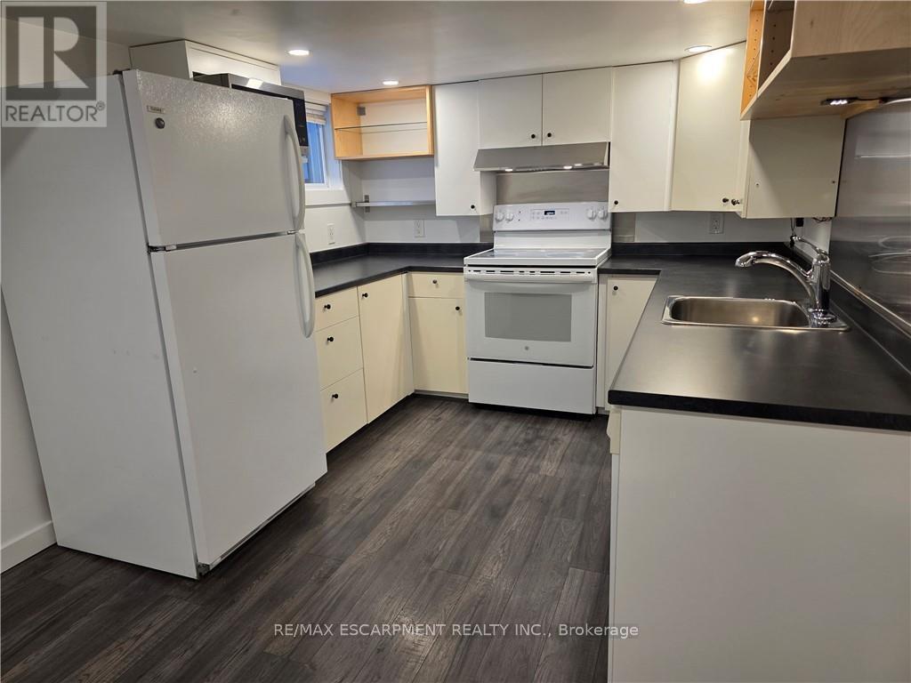 266 Wexford Avenue S, Hamilton, ON - Indoor Photo Showing Kitchen