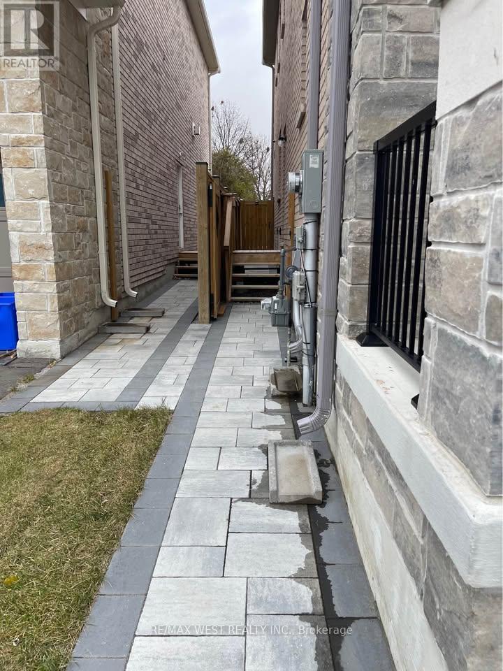 Bsmt - 339 Fleetwood Drive, Oshawa, ON - Outdoor