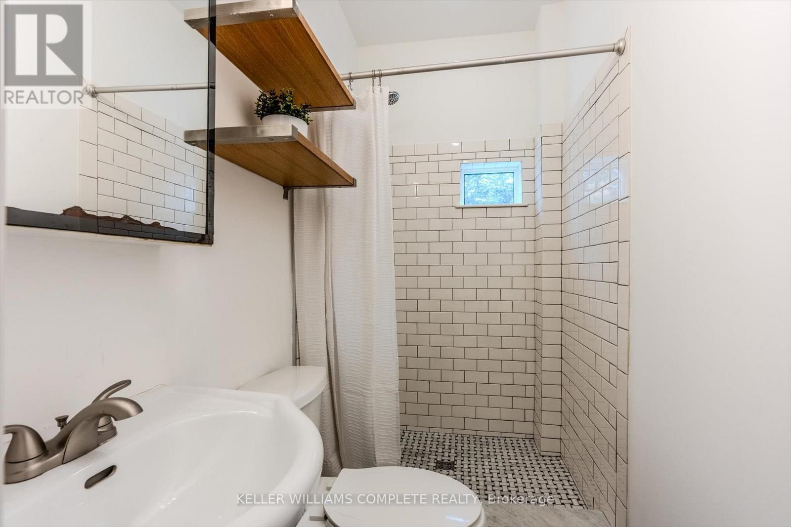 Main - 9 Stirton Street, Hamilton, ON - Indoor Photo Showing Bathroom