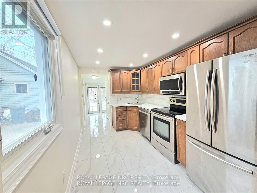 6191 Cadham Street, Niagara Falls (Arad/Fallsview), ON - Indoor Photo Showing Kitchen