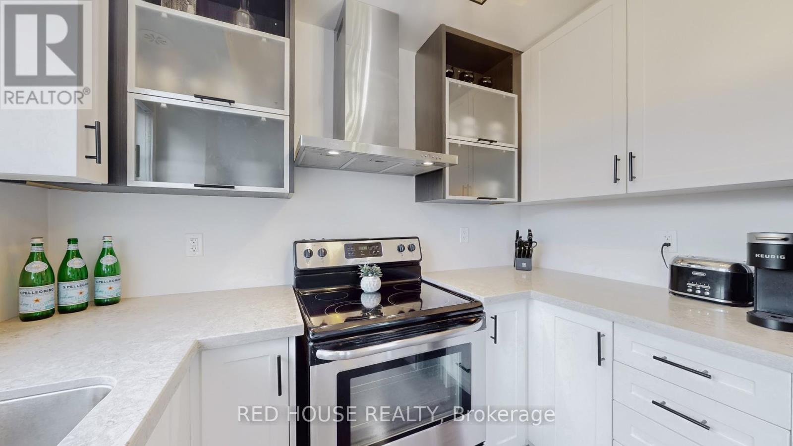 E08 - 26 Bruce Street, Vaughan, ON - Indoor Photo Showing Kitchen With Upgraded Kitchen