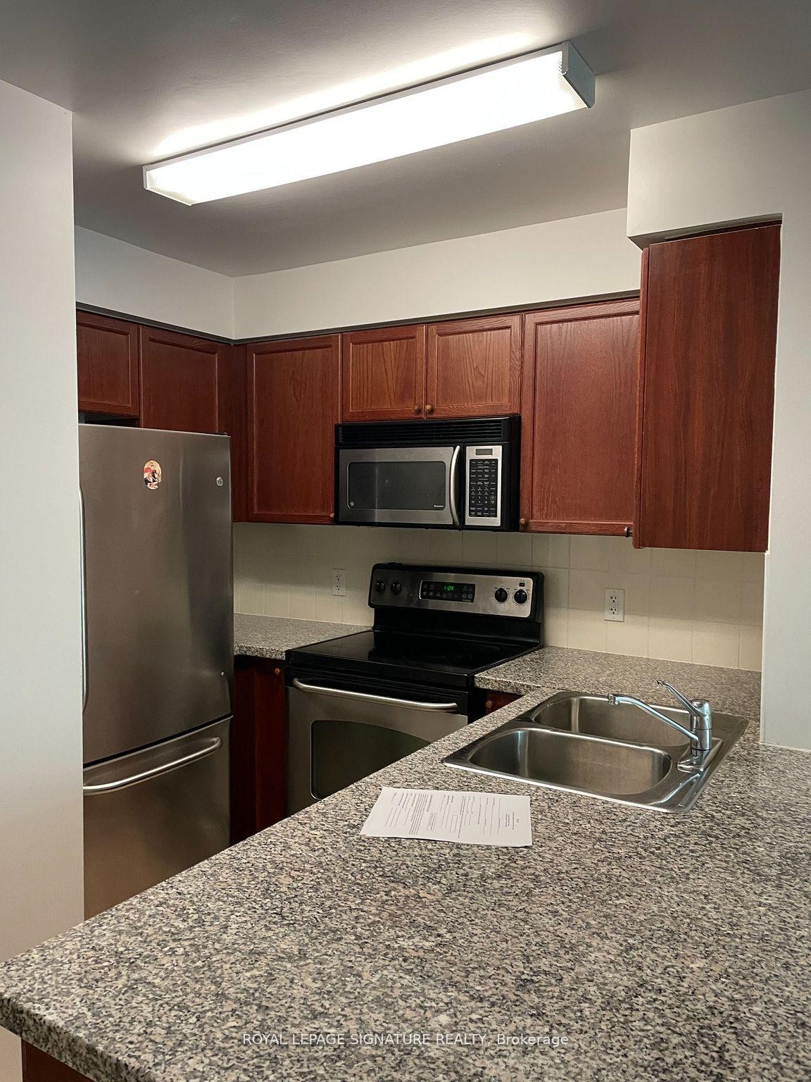 107-4889 Kimbermount Avenue, Mississauga, ON - Indoor Photo Showing Kitchen With Double Sink