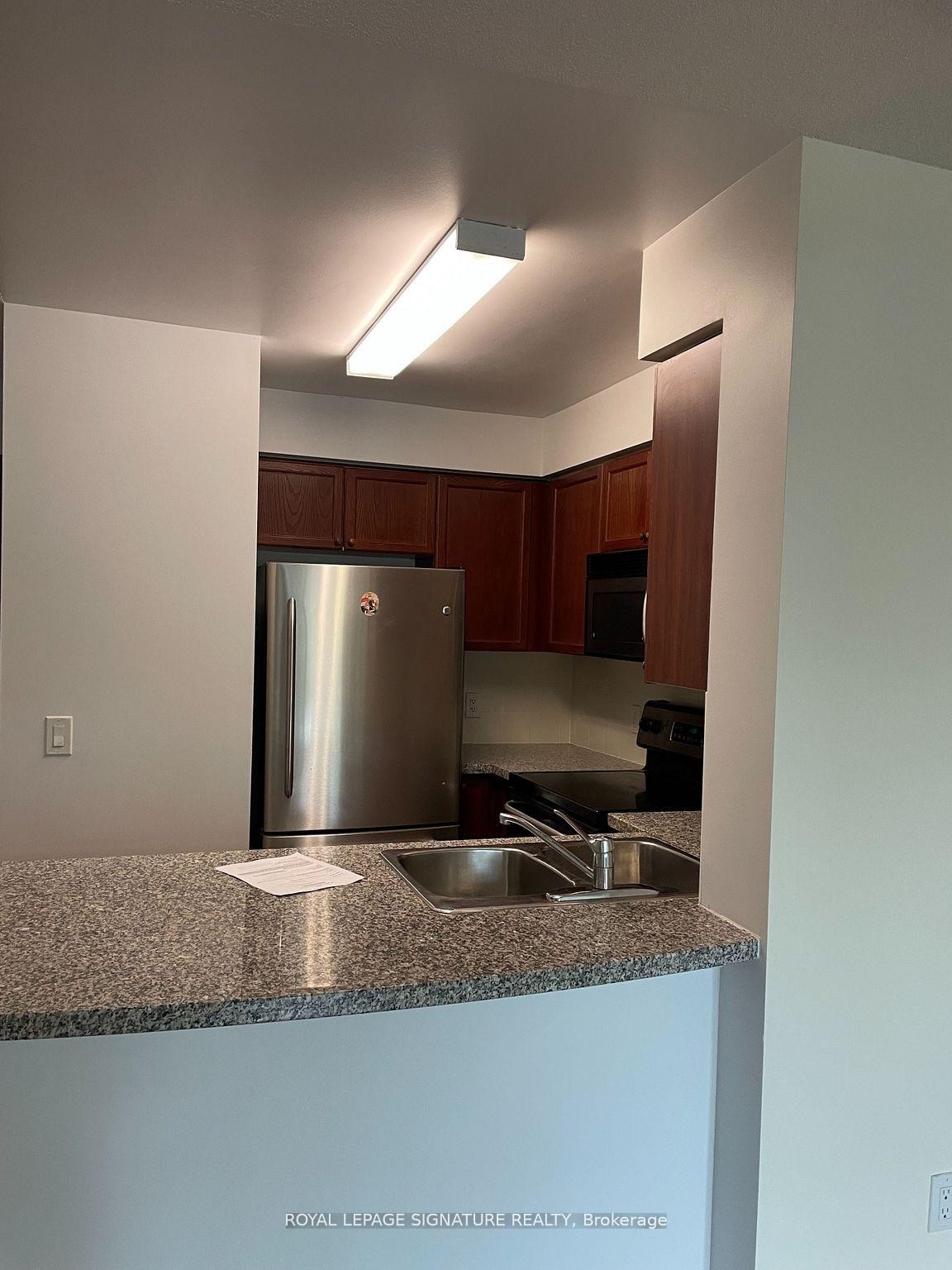 107-4889 Kimbermount Avenue, Mississauga, ON - Indoor Photo Showing Kitchen With Double Sink