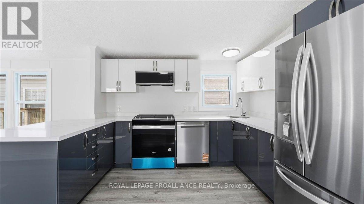 21 - 311 Dundas Street E, Quinte West (Trenton Ward), ON - Indoor Photo Showing Kitchen With Upgraded Kitchen