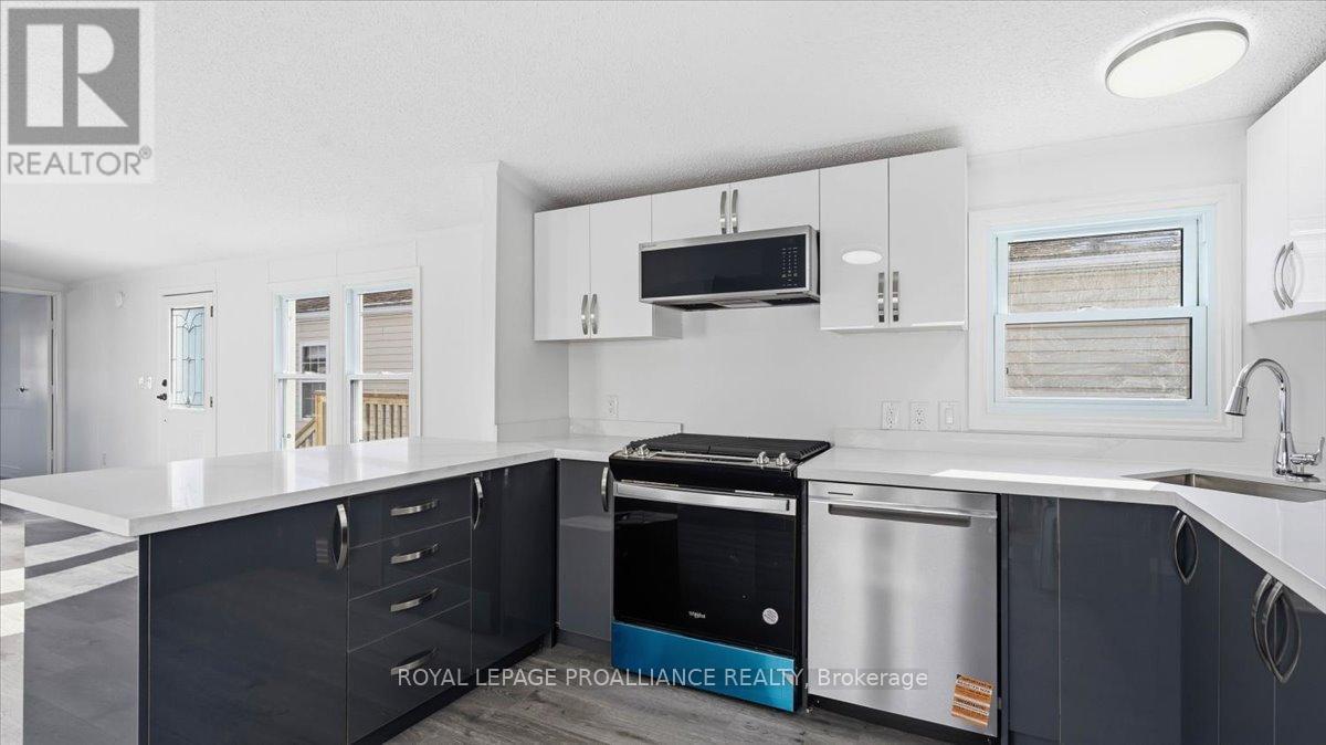 21 - 311 Dundas Street E, Quinte West (Trenton Ward), ON - Indoor Photo Showing Kitchen With Upgraded Kitchen