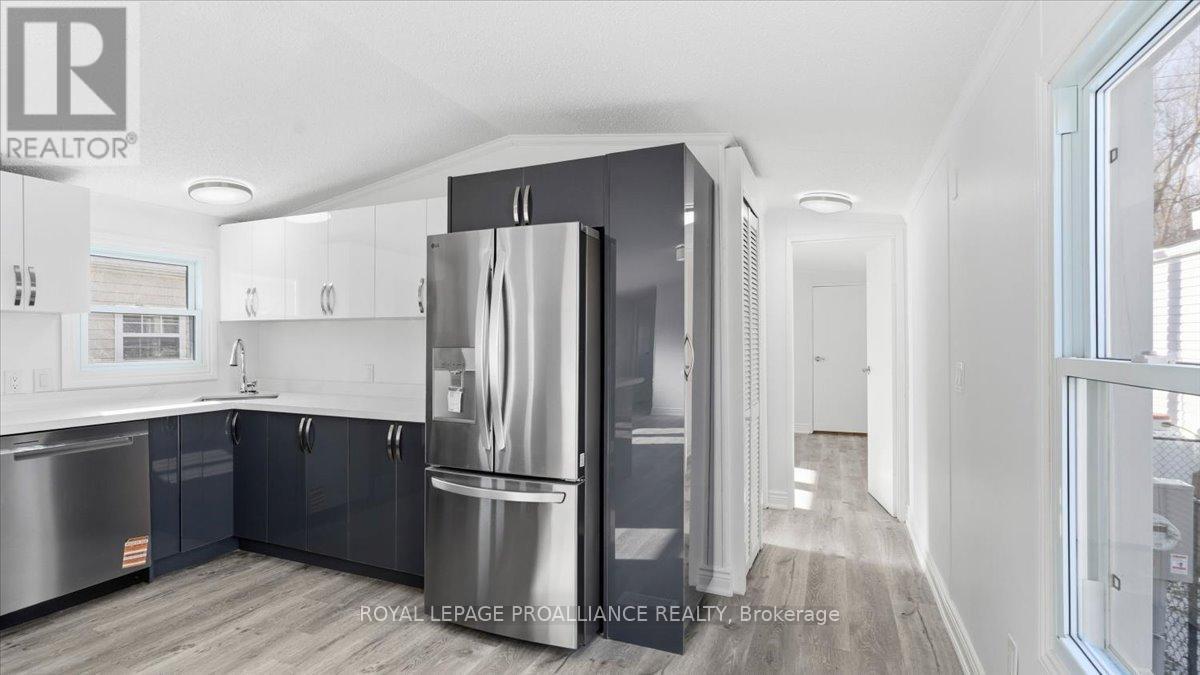21 - 311 Dundas Street E, Quinte West (Trenton Ward), ON - Indoor Photo Showing Kitchen