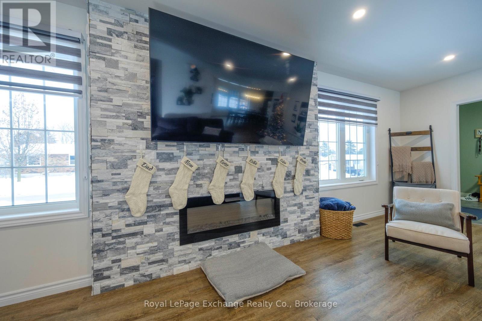 482 Wolsley Street, Huron-Kinloss (Lucknow), ON - Indoor Photo Showing Living Room With Fireplace