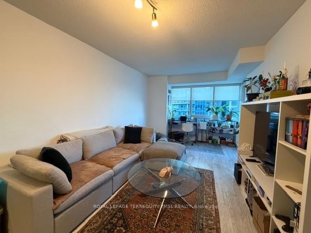 802-59 East Liberty Street, Toronto, ON - Indoor Photo Showing Living Room