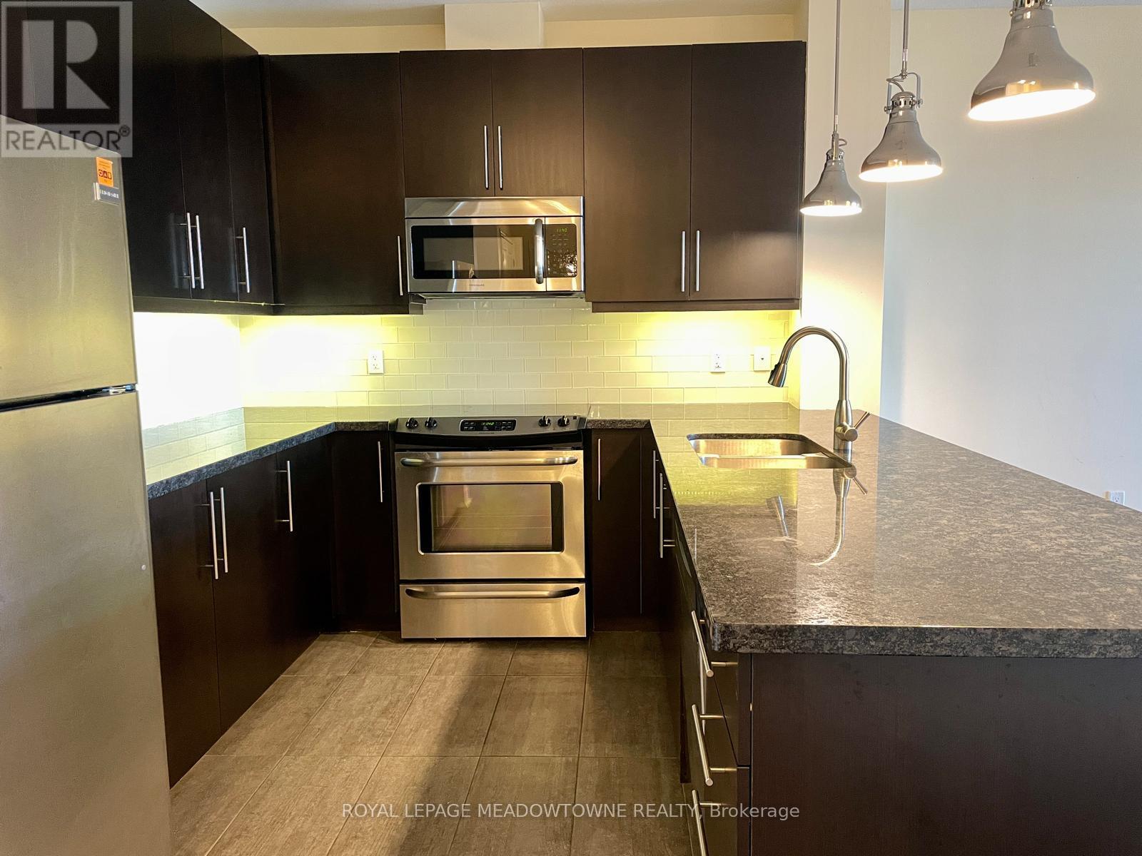 324 - 33 Whitmer Street, Milton, ON - Indoor Photo Showing Kitchen With Double Sink With Upgraded Kitchen