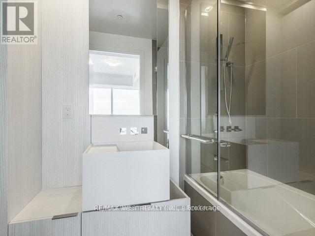 6208 - 1 Bloor Street E, Toronto, ON - Indoor Photo Showing Bathroom