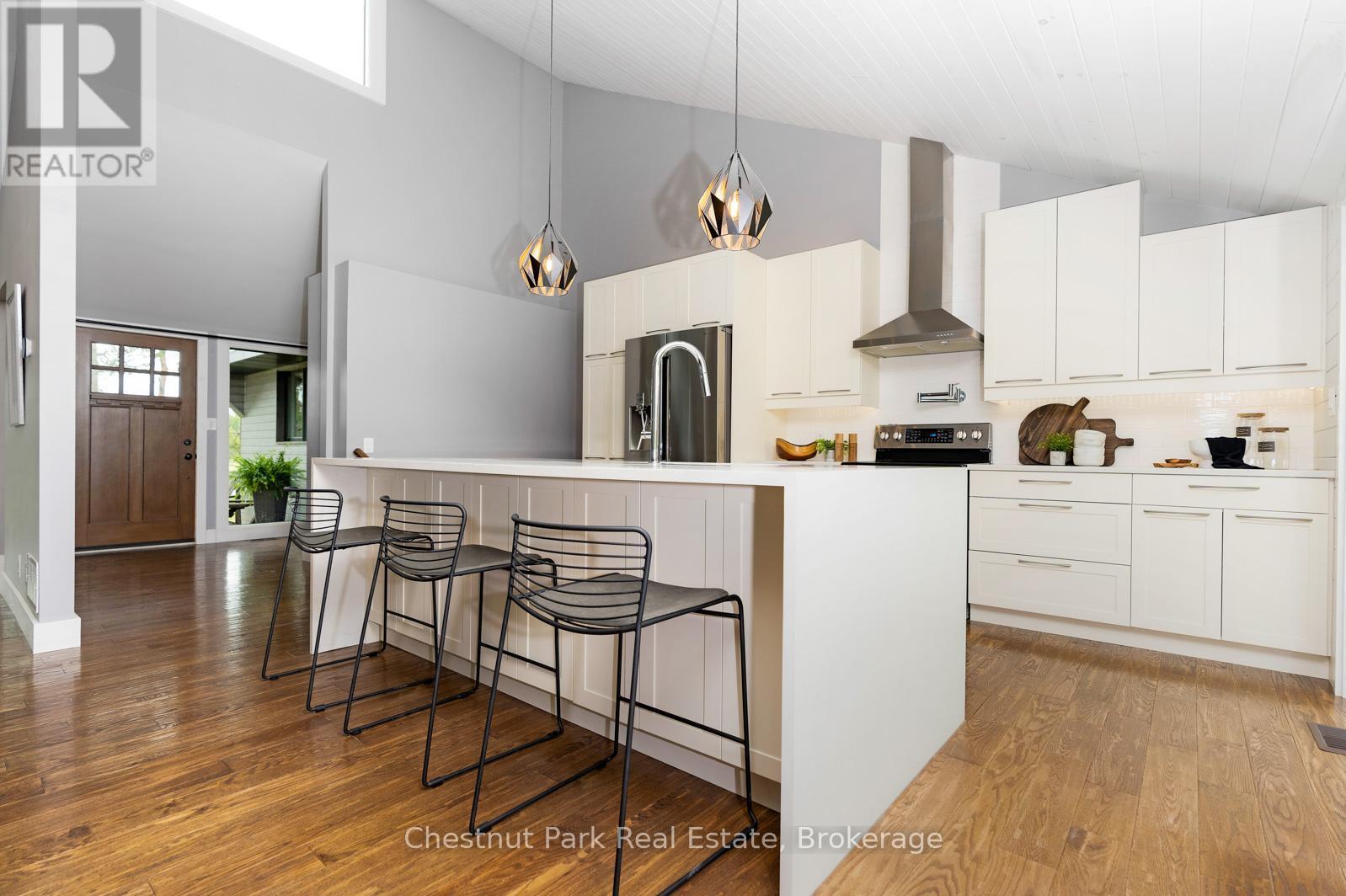 2890 Nottawasaga Conc 10 N, Clearview, ON - Indoor Photo Showing Kitchen