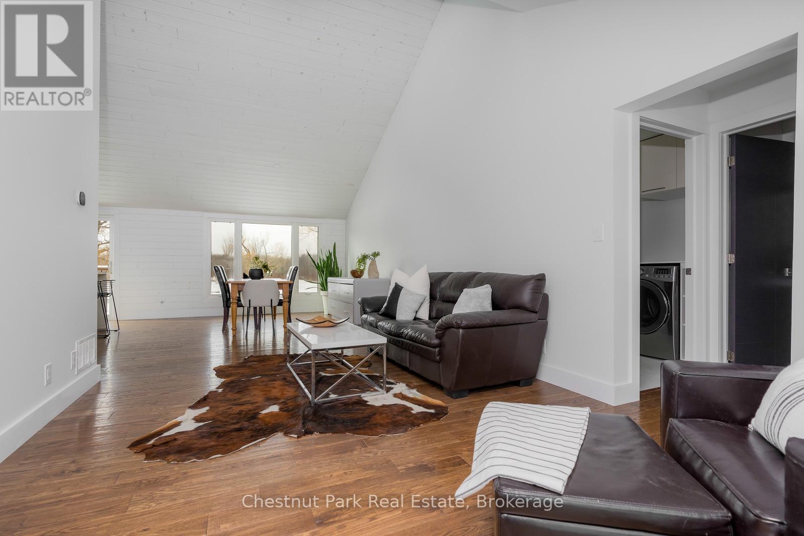 2890 Nottawasaga Conc 10 N, Clearview, ON - Indoor Photo Showing Living Room