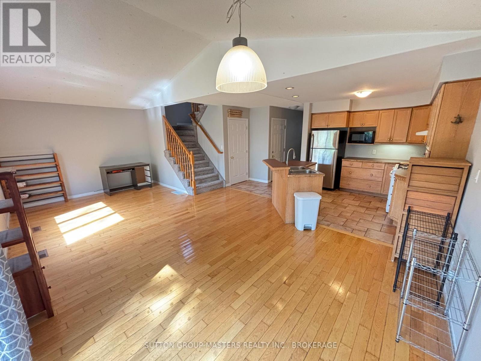 Terrific common area w/ vaulted ceiling - 160 Nelson Street, Kingston (Central City East), ON - Indoor