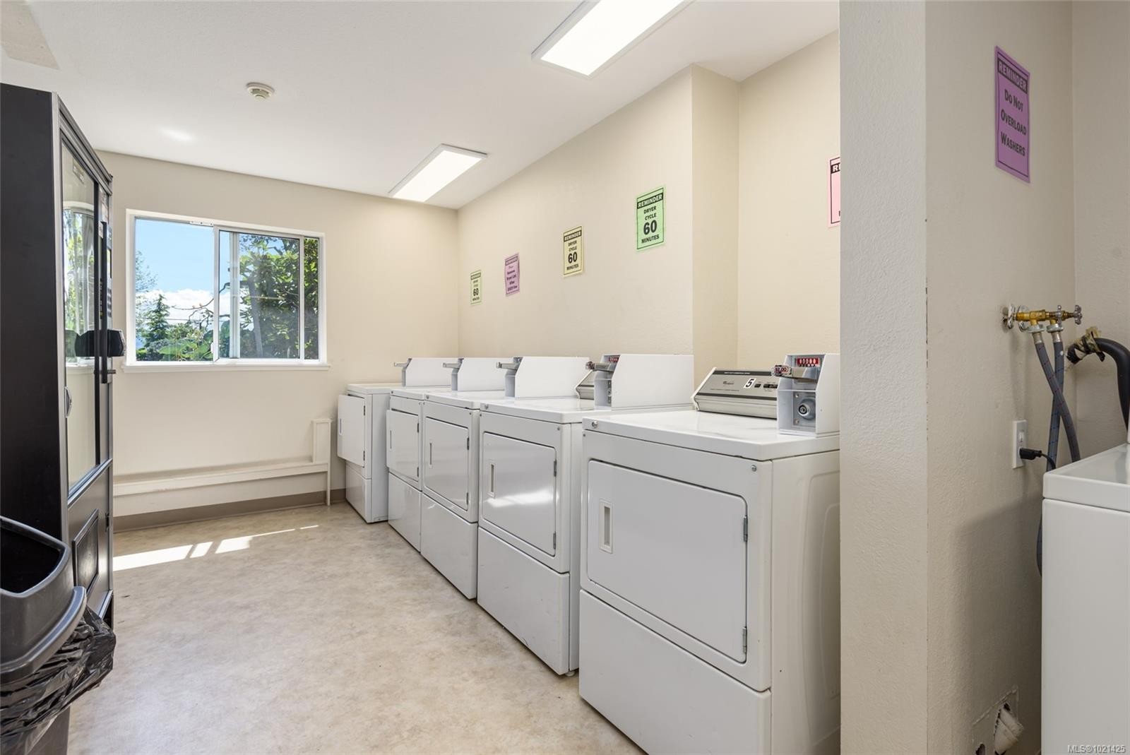 207-1050 Braidwood Rd, Courtenay, BC - Indoor Photo Showing Laundry Room