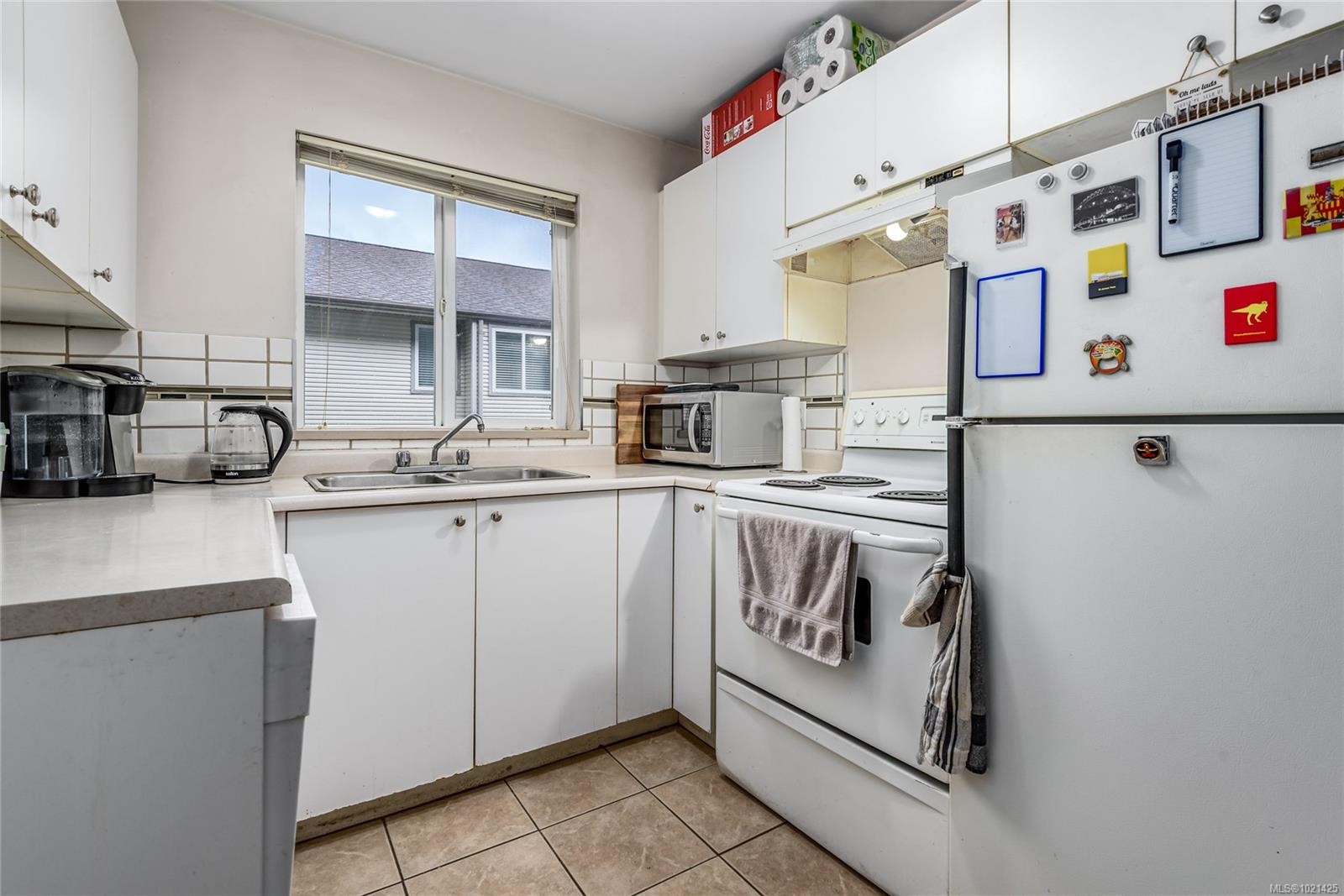 207-1050 Braidwood Rd, Courtenay, BC - Indoor Photo Showing Kitchen With Double Sink