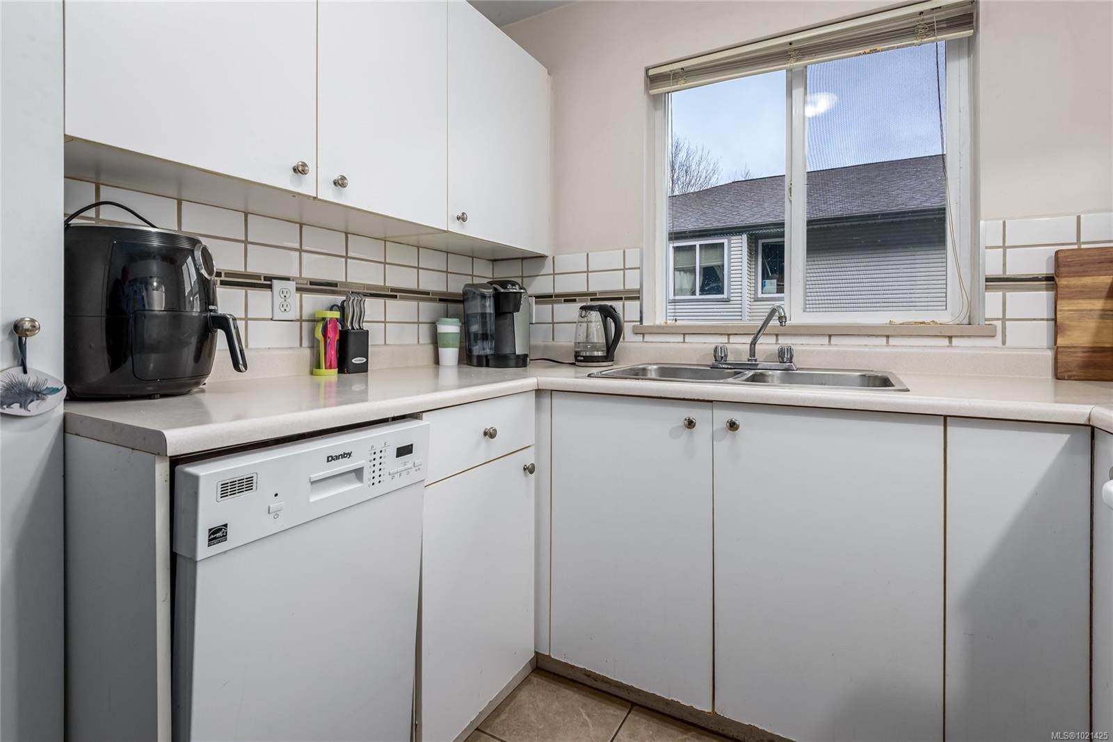 207-1050 Braidwood Rd, Courtenay, BC - Indoor Photo Showing Kitchen With Double Sink