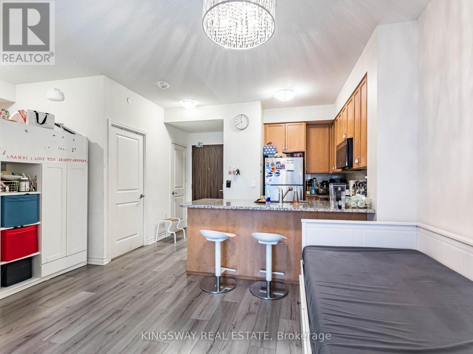 Ph 111 - 349 Rathburn Road, Mississauga, ON - Indoor Photo Showing Kitchen