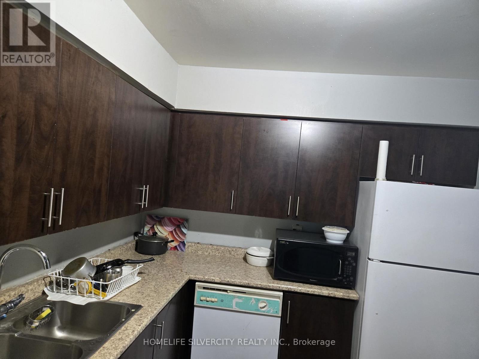 611 - 3577 Derry Road E, Mississauga, ON - Indoor Photo Showing Kitchen