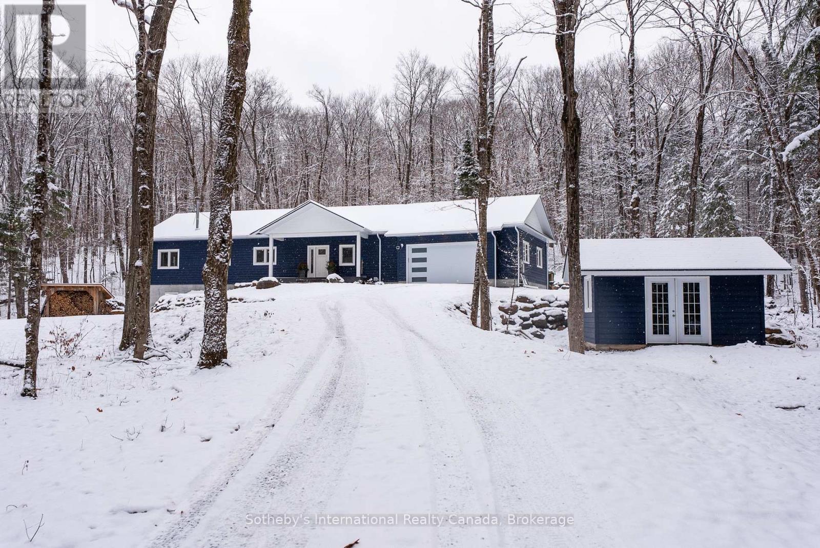 2435 Ravenscliffe Road, Huntsville (Stisted), ON - Outdoor With Facade