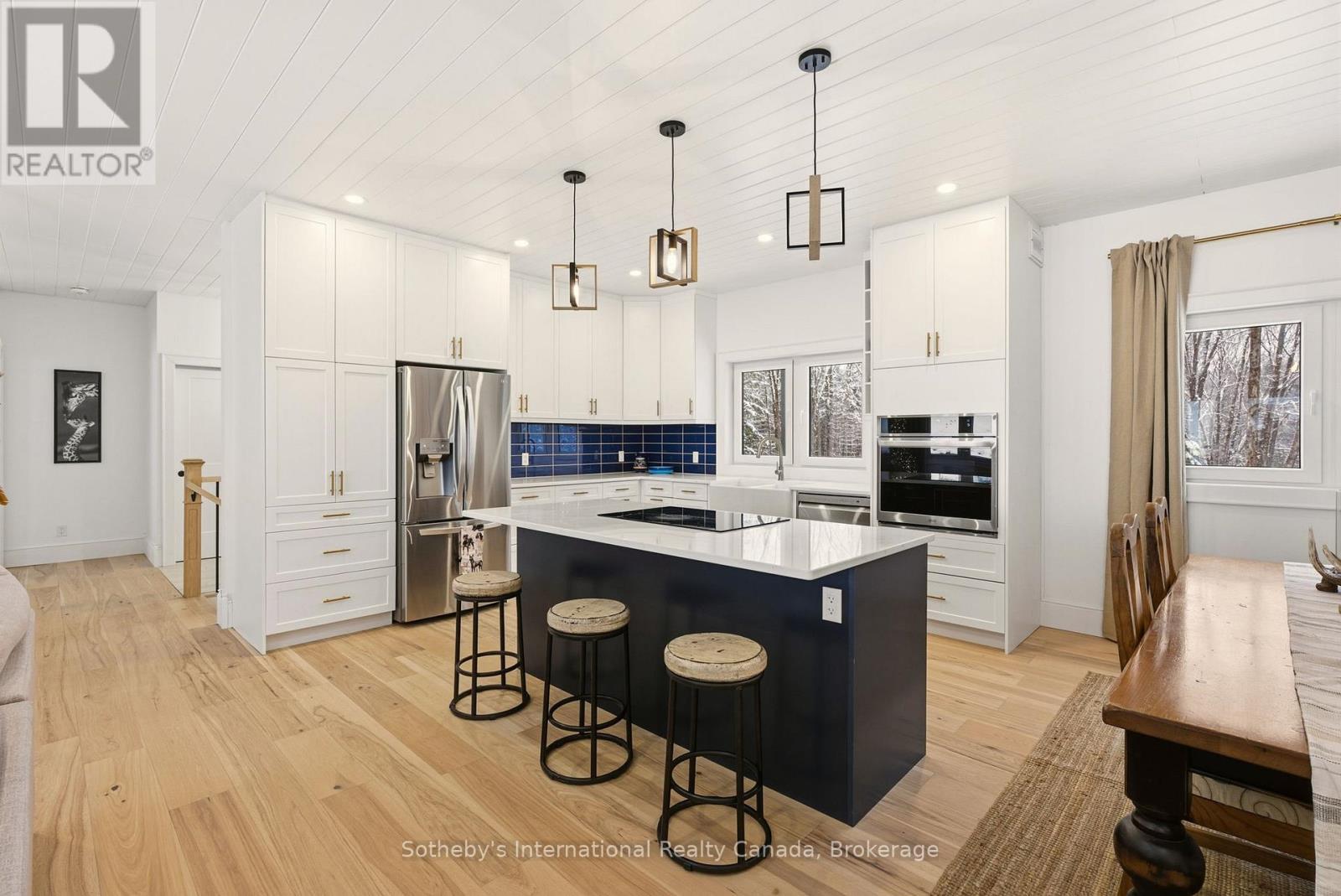 2435 Ravenscliffe Road, Huntsville (Stisted), ON - Indoor Photo Showing Kitchen With Upgraded Kitchen