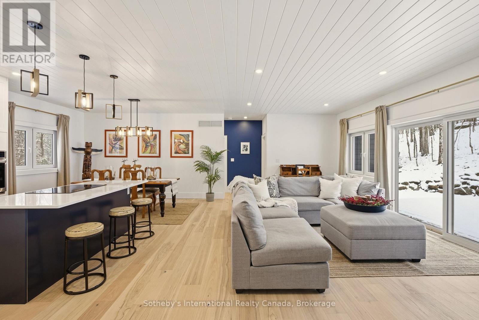 2435 Ravenscliffe Road, Huntsville (Stisted), ON - Indoor Photo Showing Other Room