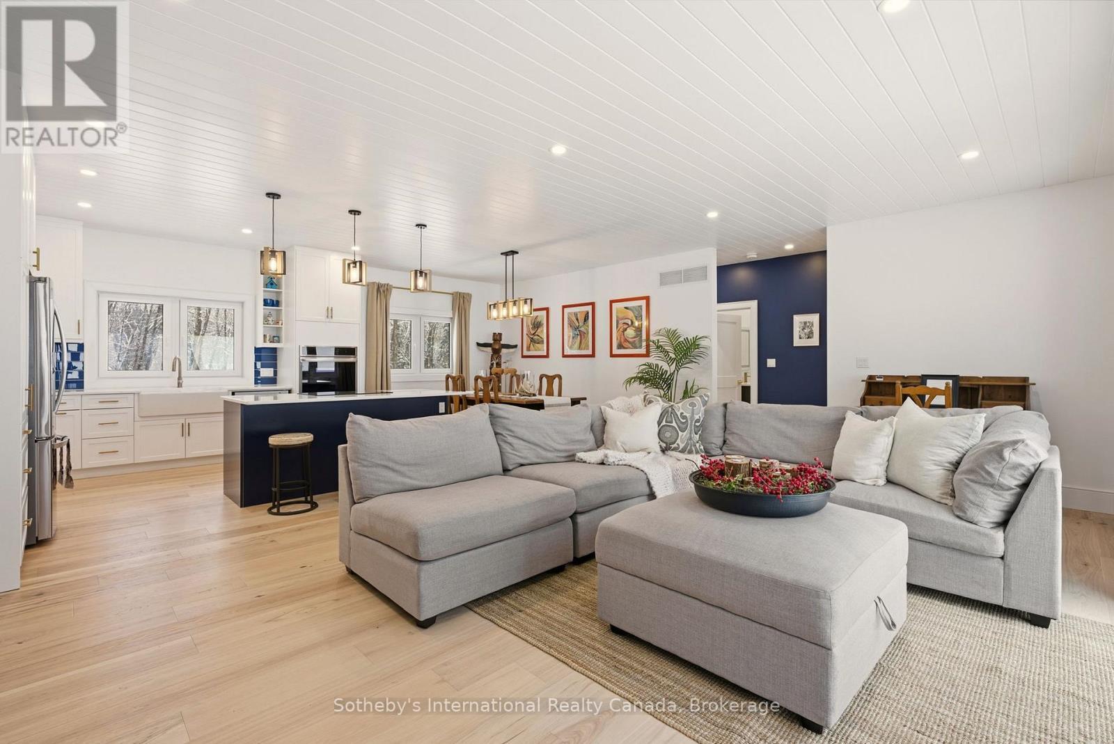 2435 Ravenscliffe Road, Huntsville (Stisted), ON - Indoor Photo Showing Living Room