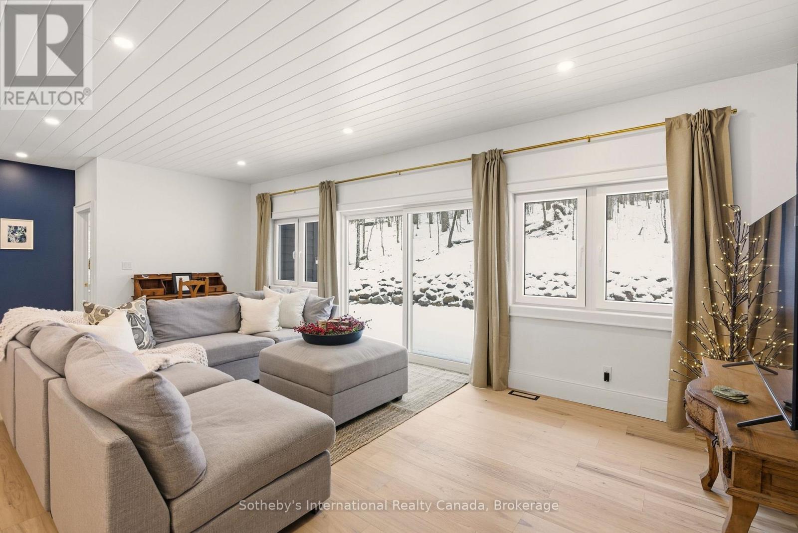 2435 Ravenscliffe Road, Huntsville (Stisted), ON - Indoor Photo Showing Living Room