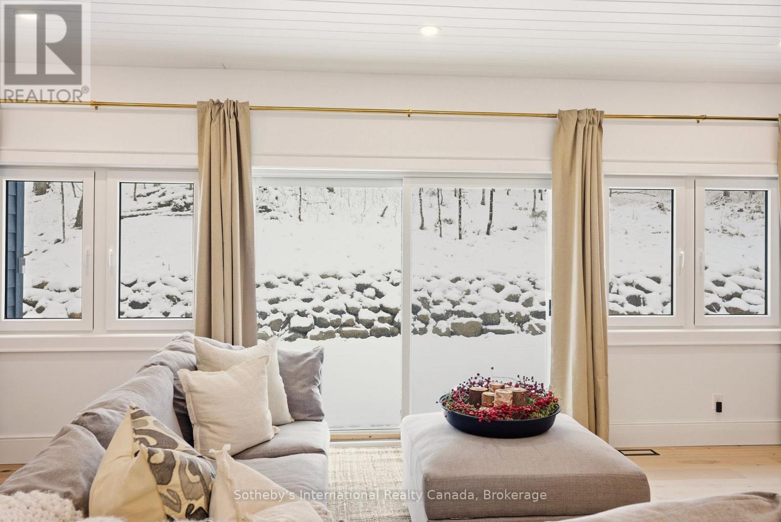 2435 Ravenscliffe Road, Huntsville (Stisted), ON - Indoor Photo Showing Living Room