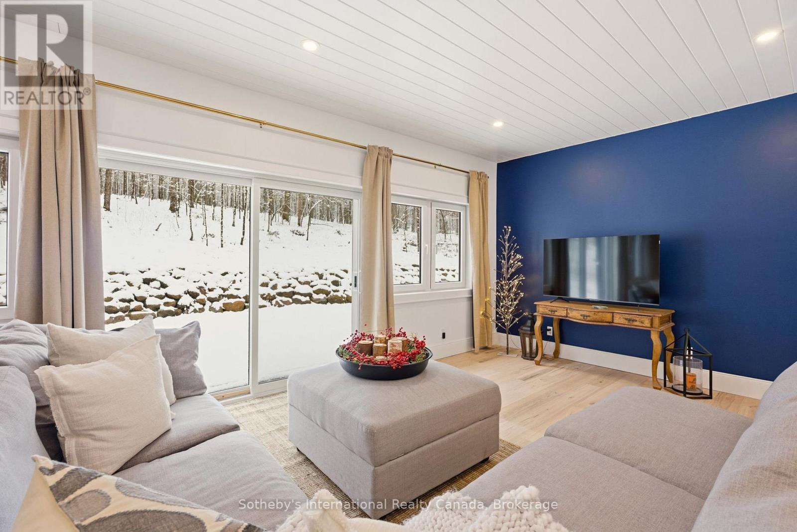 2435 Ravenscliffe Road, Huntsville (Stisted), ON - Indoor Photo Showing Living Room