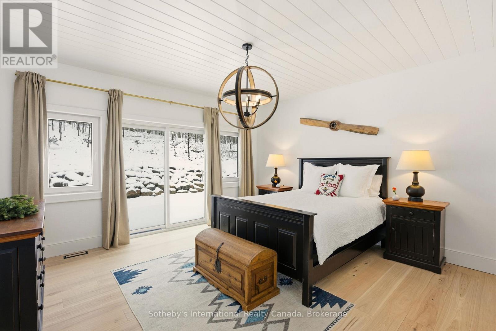 2435 Ravenscliffe Road, Huntsville (Stisted), ON - Indoor Photo Showing Bedroom