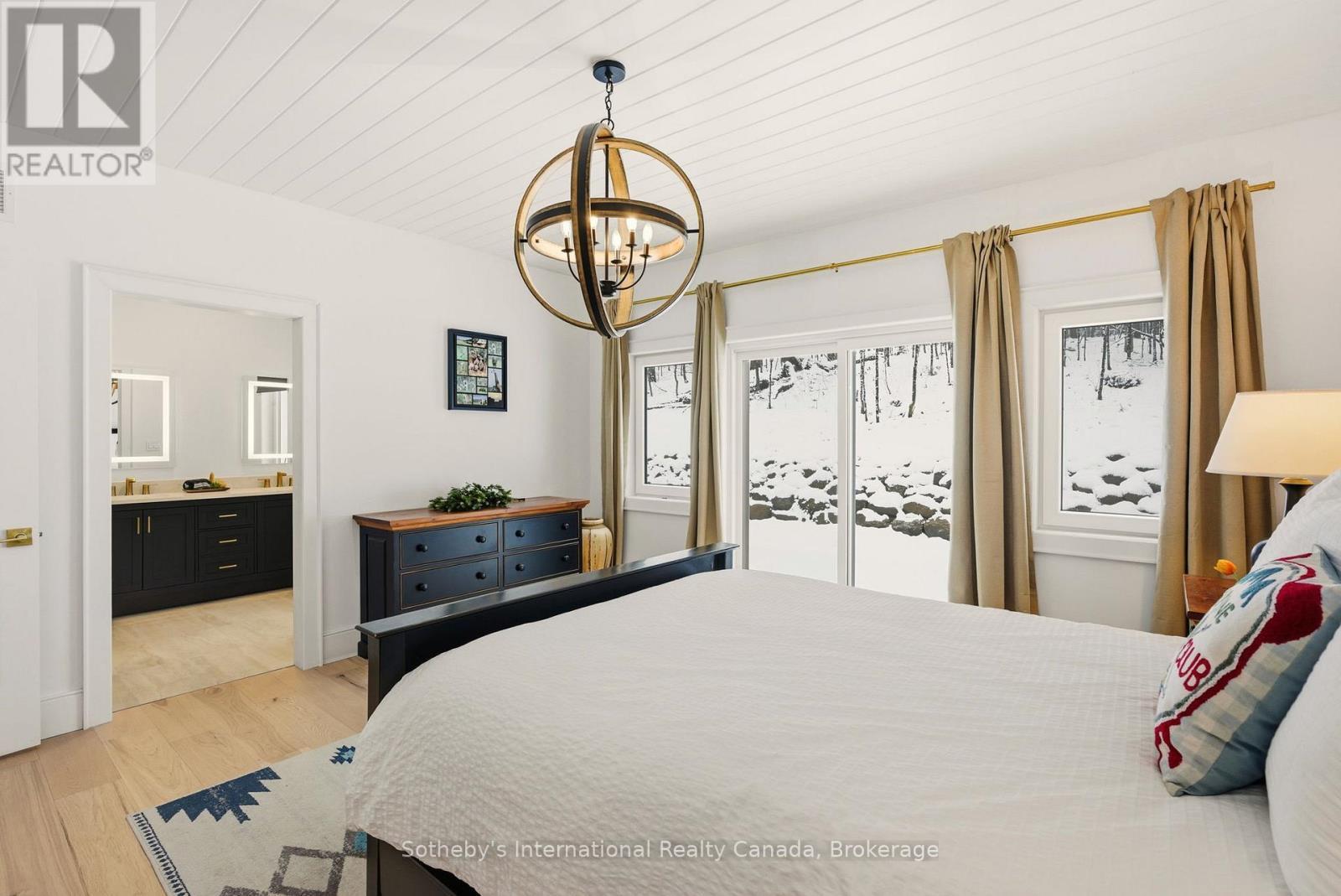 2435 Ravenscliffe Road, Huntsville (Stisted), ON - Indoor Photo Showing Bedroom