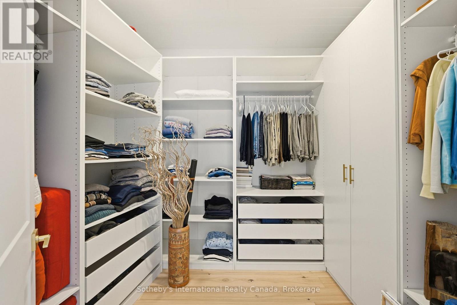 2435 Ravenscliffe Road, Huntsville (Stisted), ON - Indoor With Storage