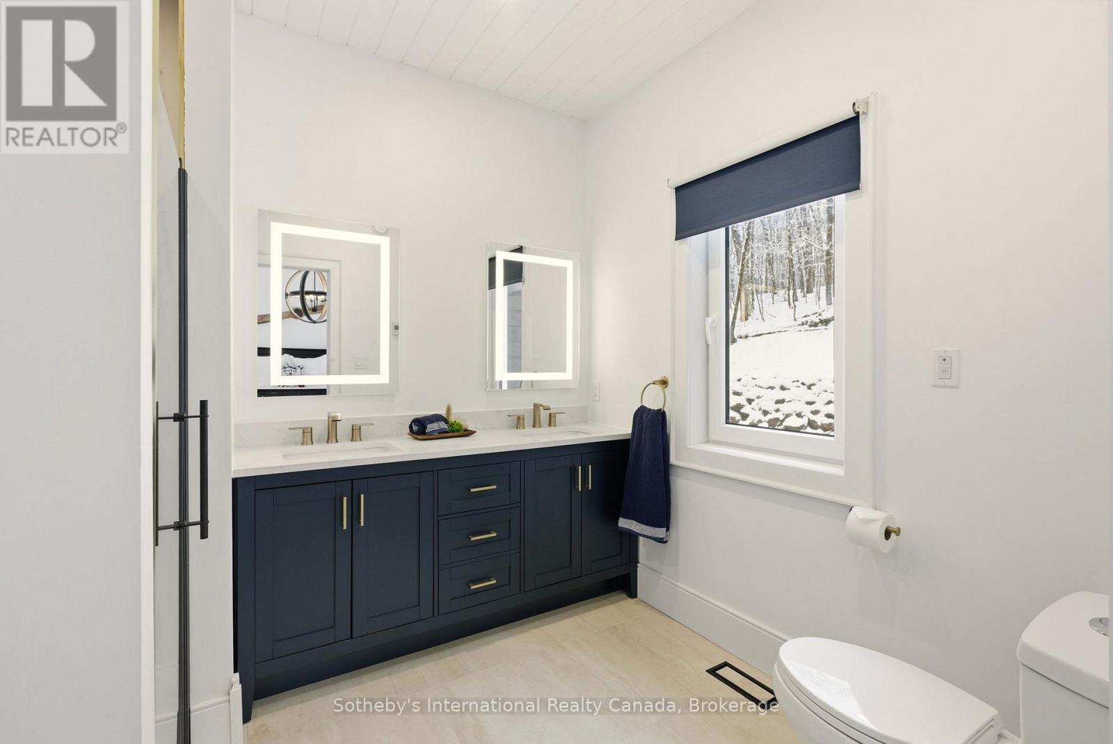 2435 Ravenscliffe Road, Huntsville (Stisted), ON - Indoor Photo Showing Bathroom