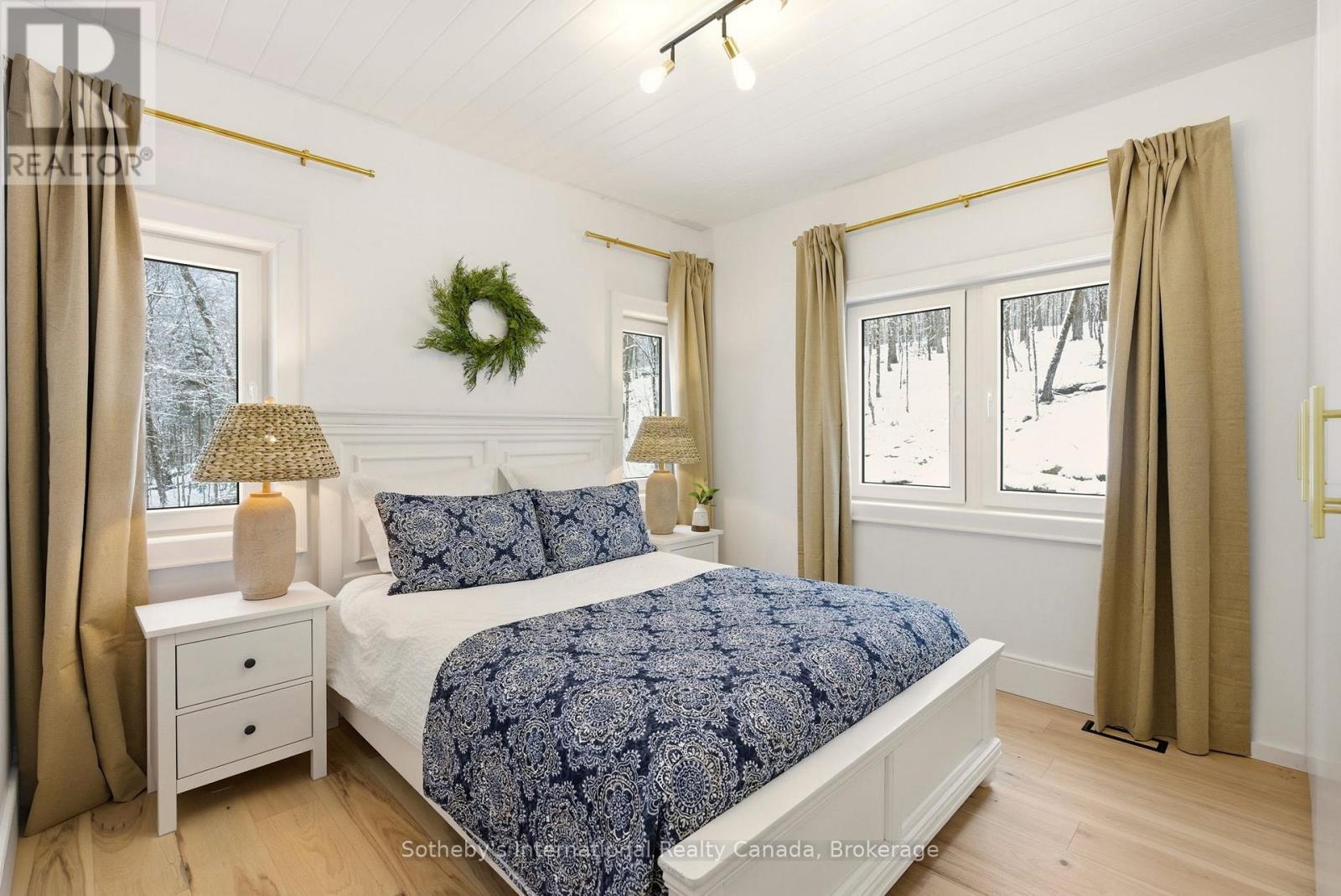 2435 Ravenscliffe Road, Huntsville (Stisted), ON - Indoor Photo Showing Bedroom