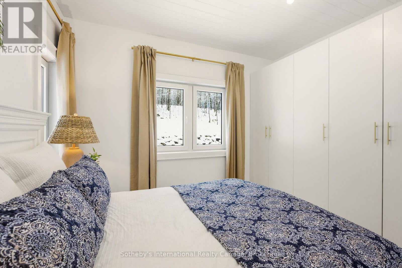 2435 Ravenscliffe Road, Huntsville (Stisted), ON - Indoor Photo Showing Bedroom