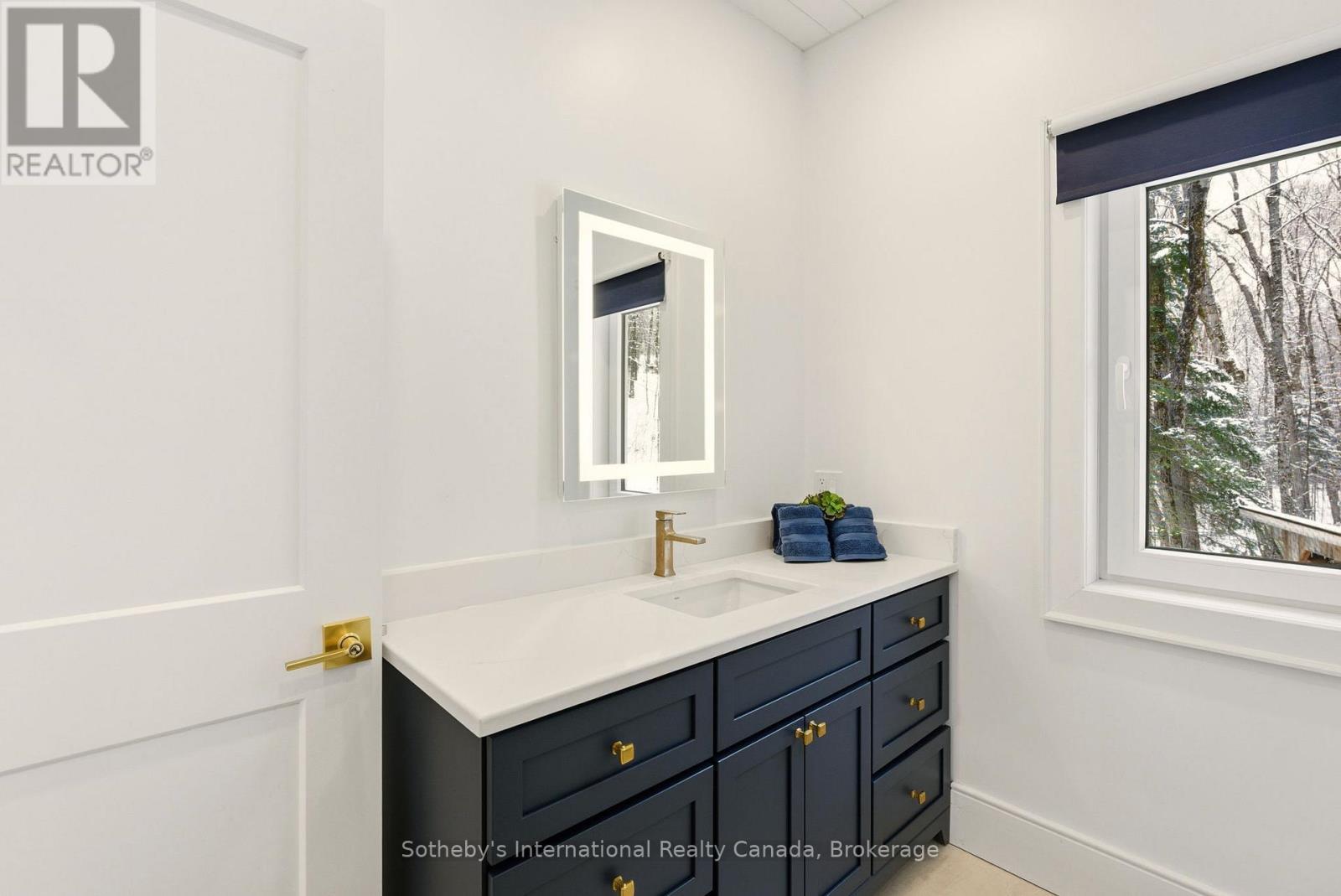 2435 Ravenscliffe Road, Huntsville (Stisted), ON - Indoor Photo Showing Bathroom