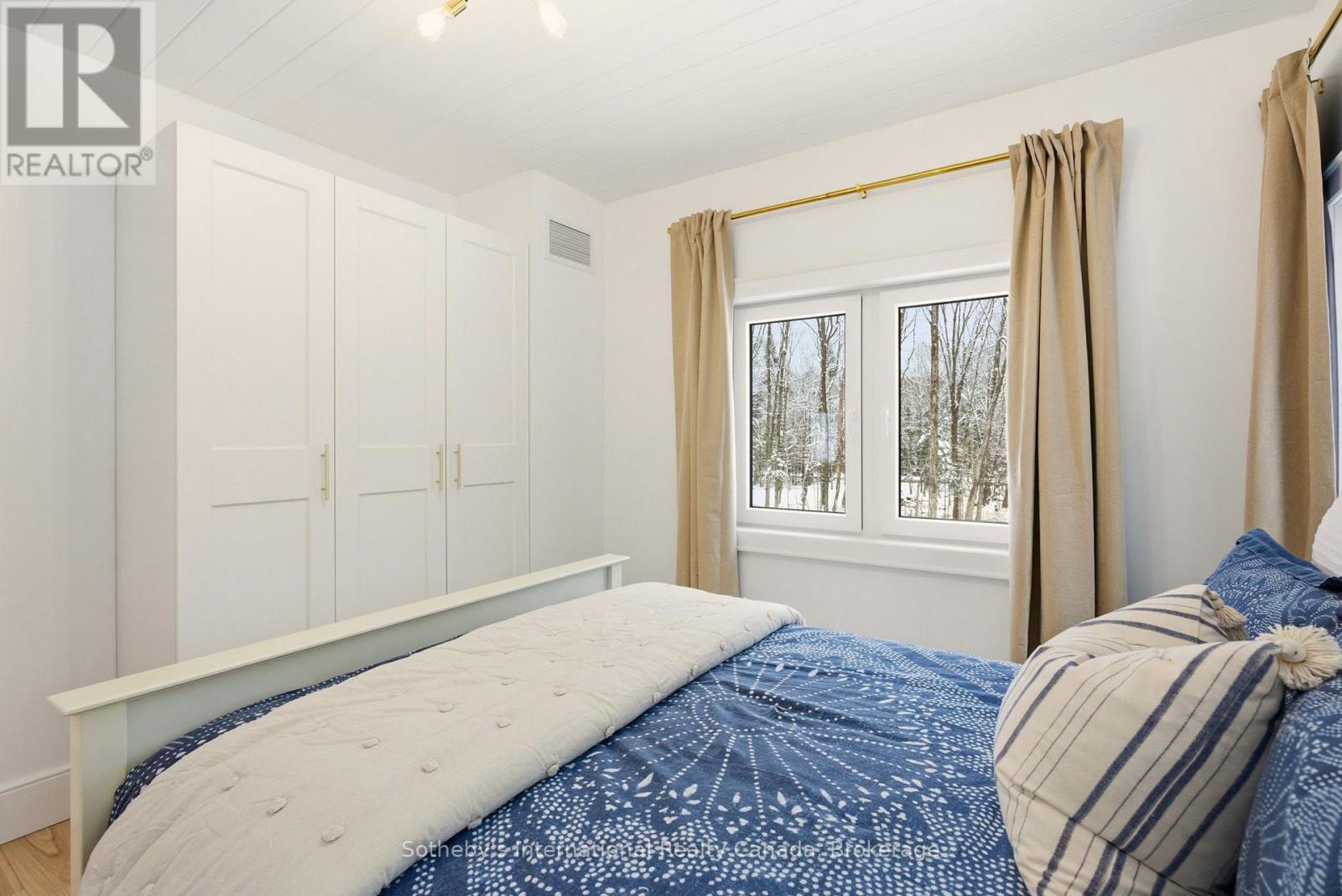 2435 Ravenscliffe Road, Huntsville (Stisted), ON - Indoor Photo Showing Bedroom