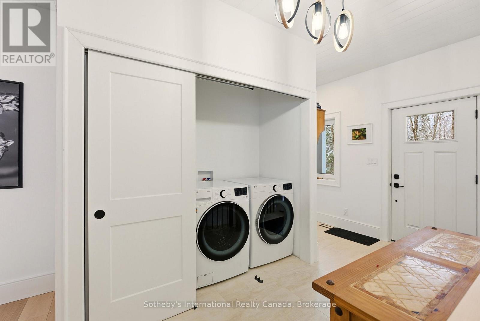 2435 Ravenscliffe Road, Huntsville (Stisted), ON - Indoor Photo Showing Laundry Room