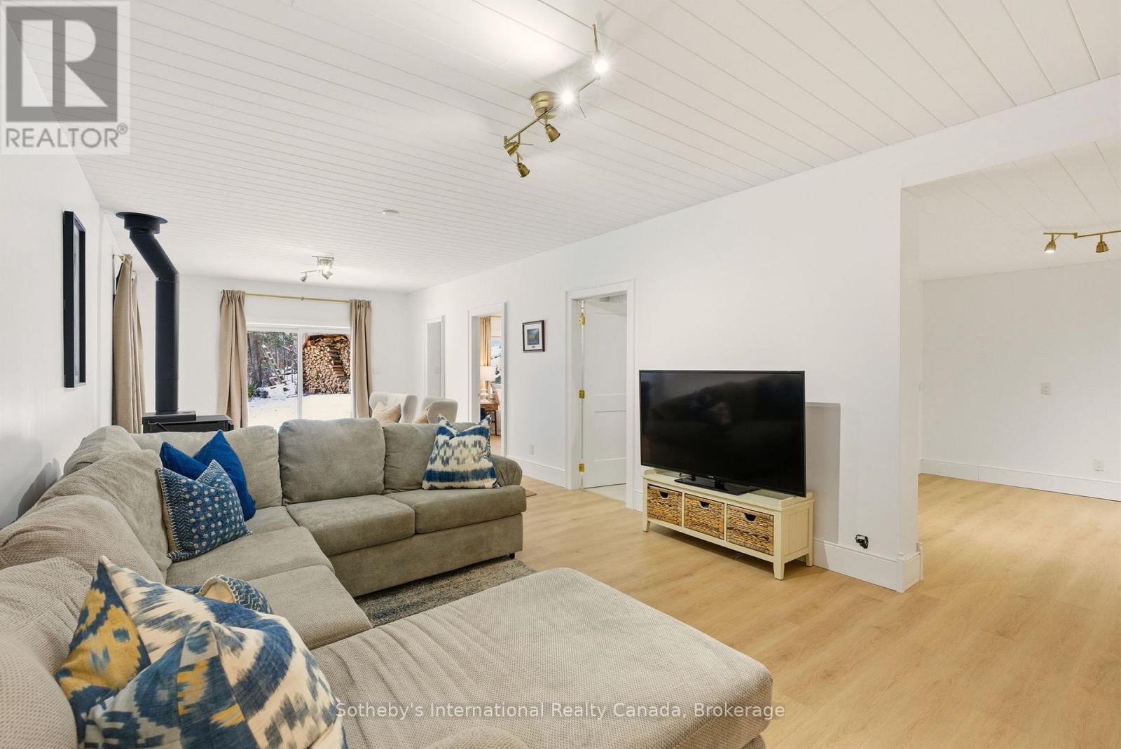 2435 Ravenscliffe Road, Huntsville (Stisted), ON - Indoor Photo Showing Living Room